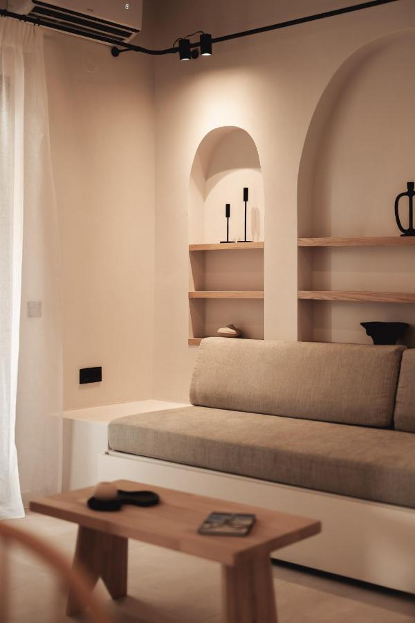 Om Living * Άφυτος